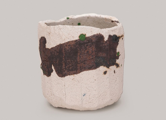 焼貫白樂茶碗 巌石 朔 by Raku Kichizaemon XV (Jikinyu) on artnet